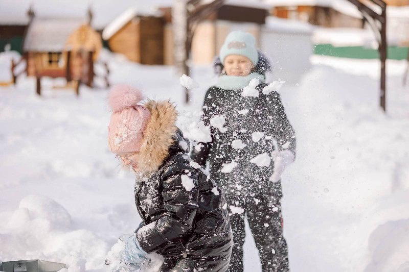 little-girls-walks-outdoors-on-winter-snowy-day-in-park-3126625